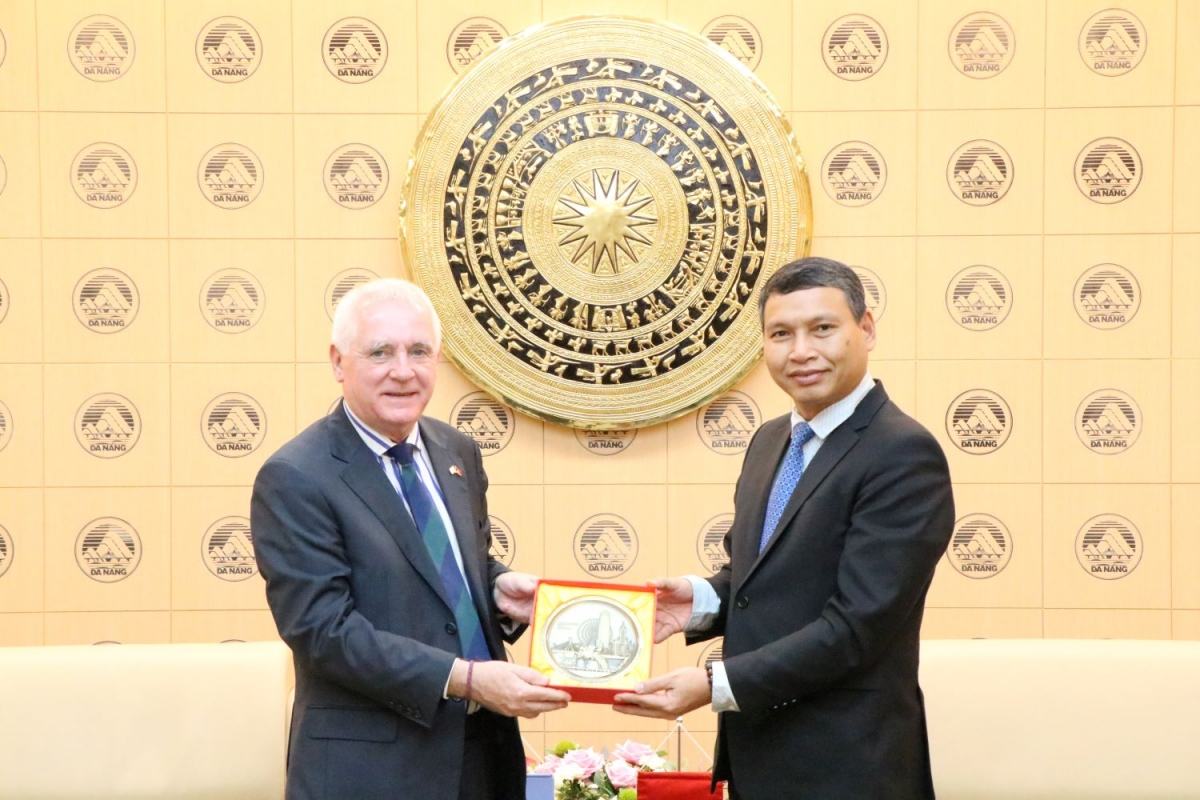 Ông Hồ Kỳ Minh, Phó Chủ tịch UBND TP Đà Nẵng tặng quà lưu niệm Ngài Marcos A. Bednarski, Đại sứ Argentina tại Việt Nam