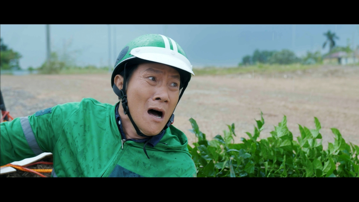 Ông Phi từ vị trí trưởng phòng đã phải xin về hưu non và làm công việc xe ôm công nghệ