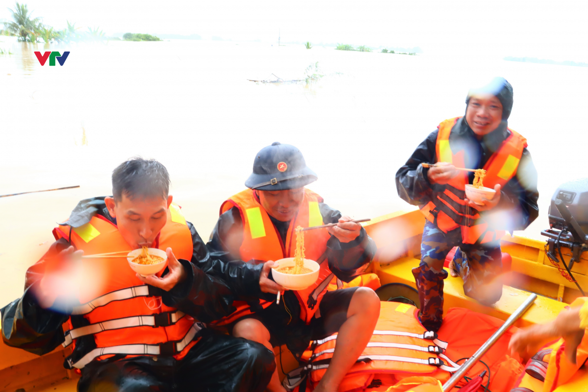 Trung tá Hà Huy Tứ và lực lượng trên xuồng của Học viện Hải quân ăn mỳ tôm qua bữa trên xuồng.