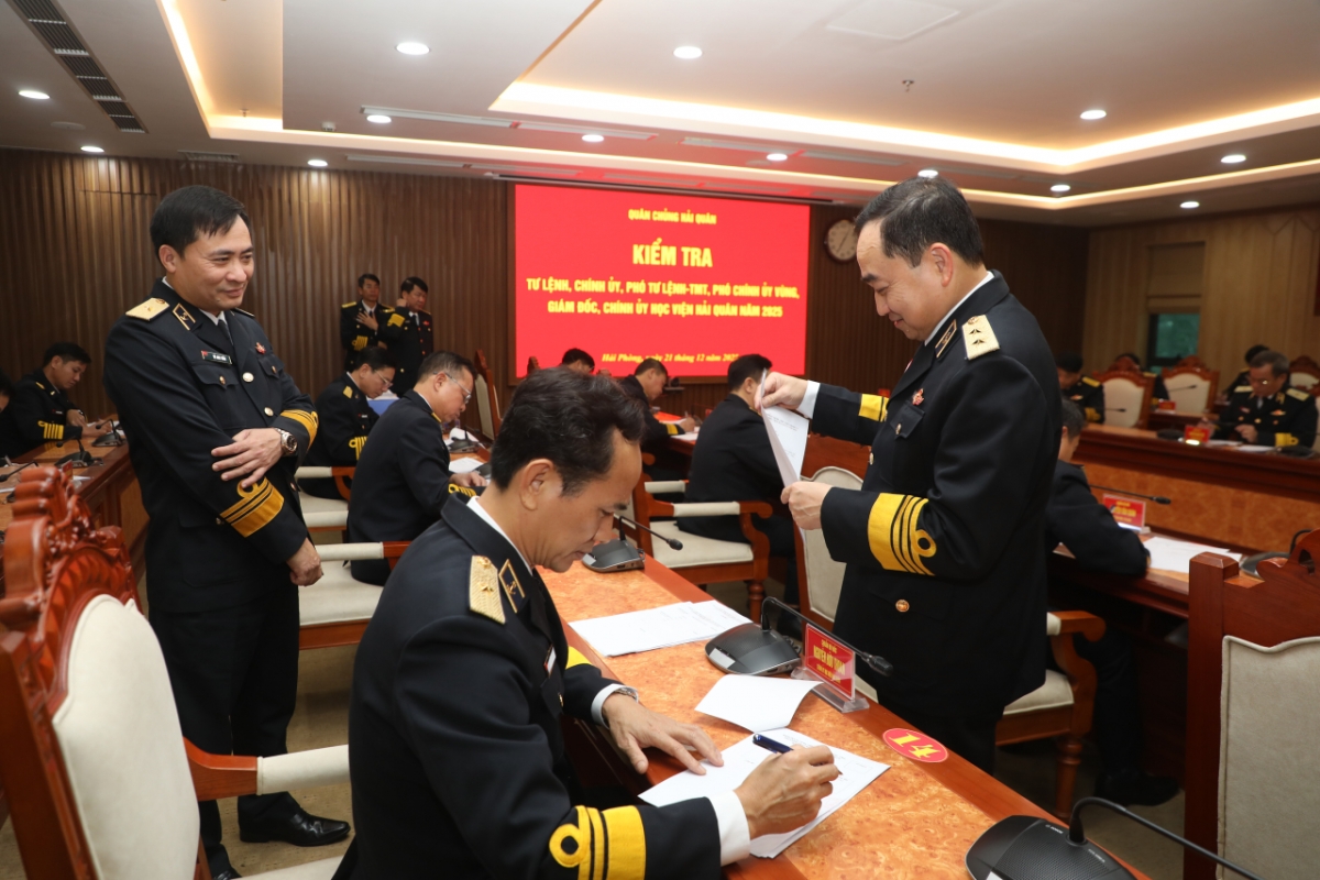 Phó Đô đốc Trần Thanh Nghiêm kiểm tra phần thi tự luận môn chính trị