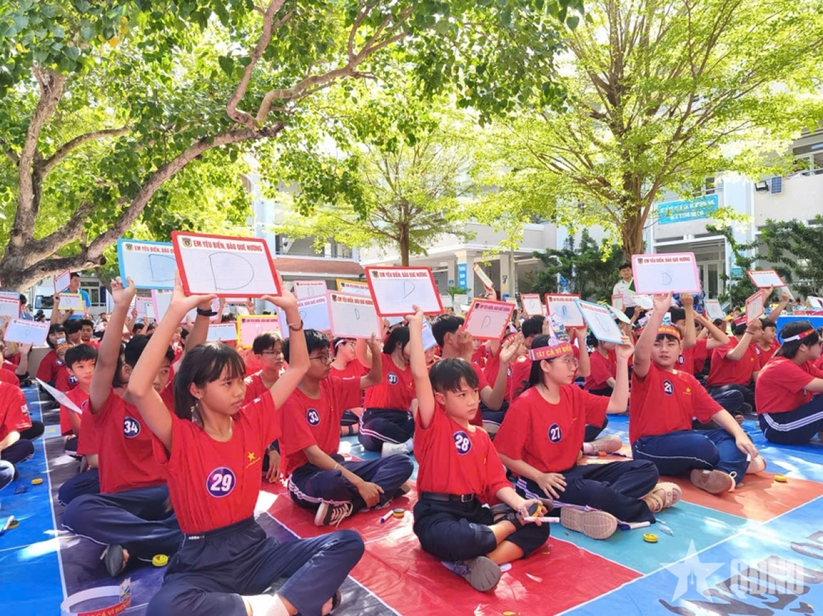 Các em học sinh Lâm Đồng hào hứng tham gia Cuộc thi Em yêu biển đảo quê hương