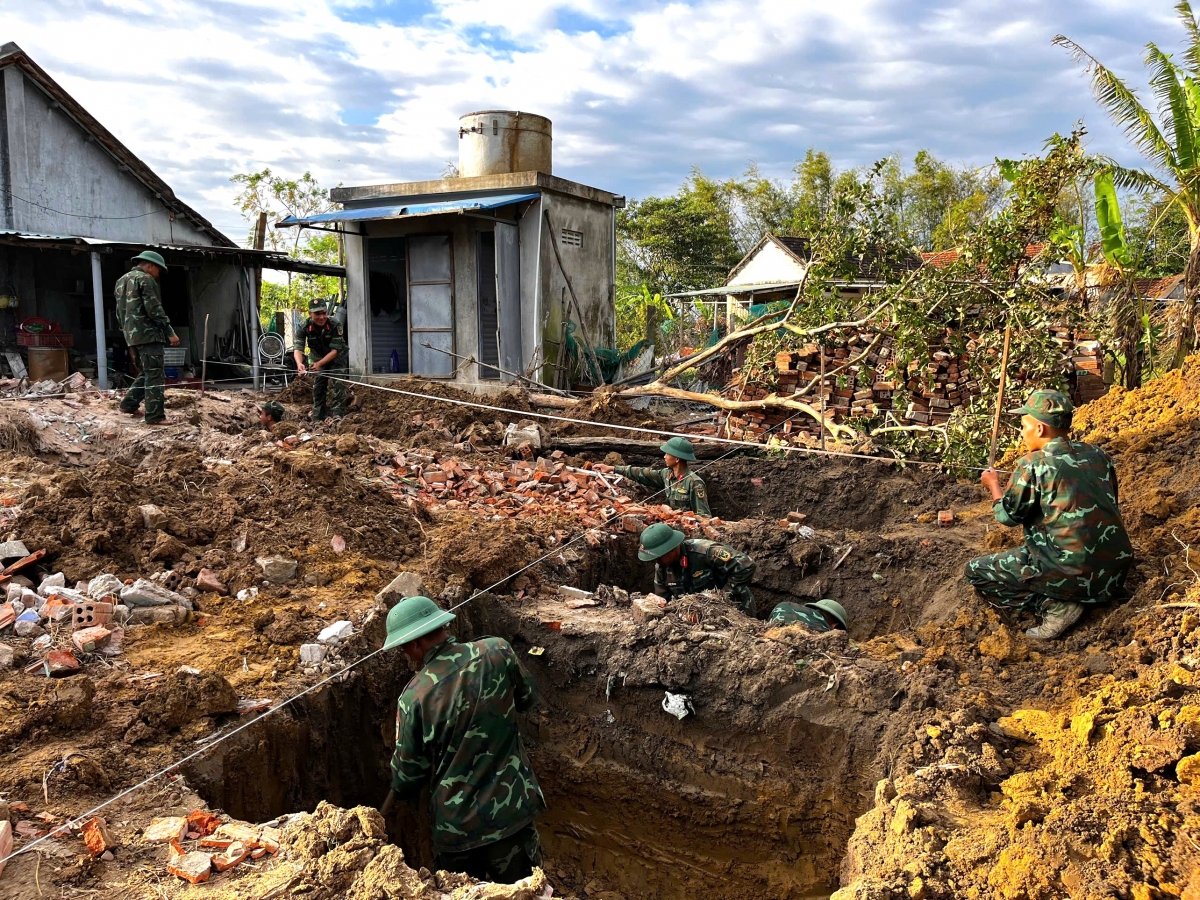 Đo, giác móng xây nhà hỗ trợ một hộ dân khác ở xã Hoà Thịnh, tỉnh Đắk Lắk.