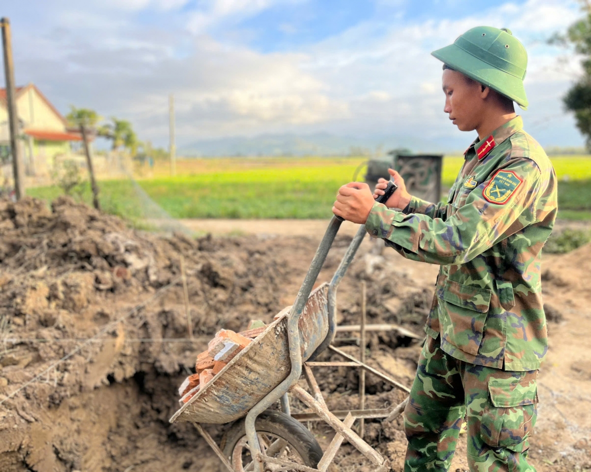 Một chiến sĩ thuộc Ban Chỉ huy phòng thủ khu vực Tuy Hòa, Bộ Chỉ huy Quân sự tỉnh Đắk Lắk dùng xe rùa vận chuyển gạch xây nhà cho một hộ dân ở xã Hòa Thịnh.