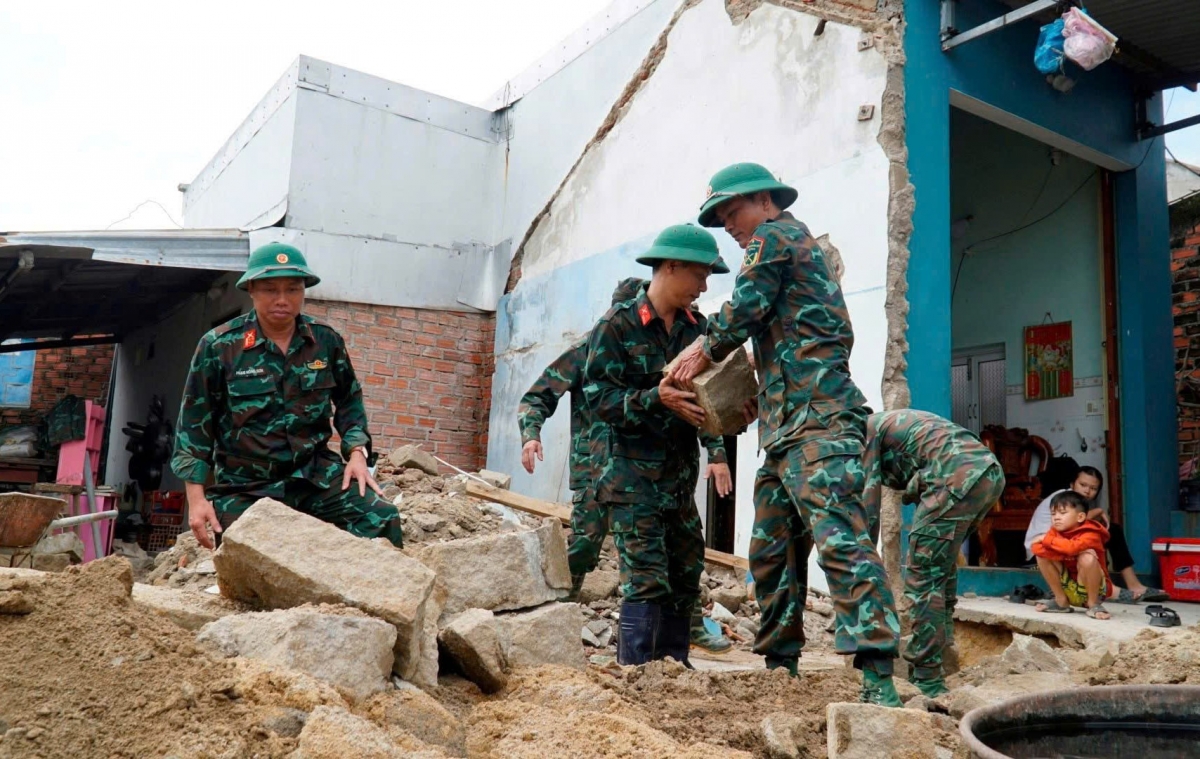 Các cán bộ, chiến sĩ Bộ Chỉ huy Quân sự tỉnh Gia Lai tham gia xây nhà cho một hộ dân ở xã Phù Mỹ, tỉnh Gia Lai.