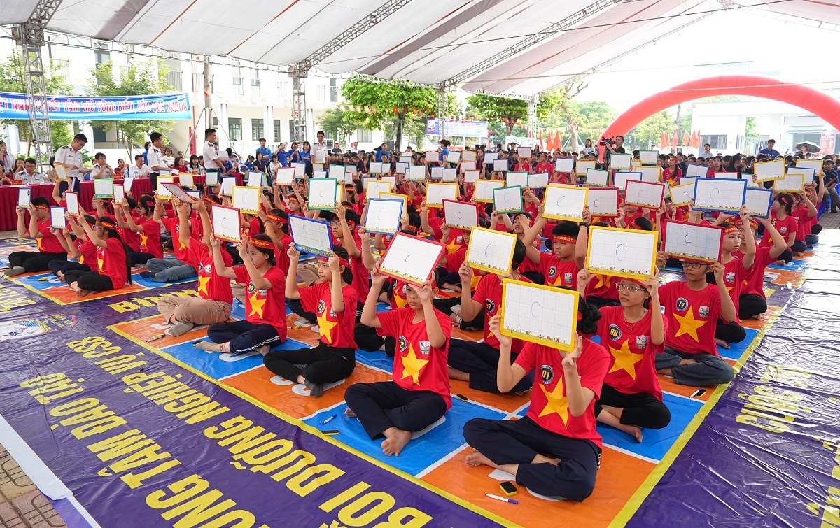 Quang cảnh Cuộc thi “Em yêu biển, đảo quê hương” tại trường THCS Bình Minh (xã Bình Minh, thành phố Hà Nội).