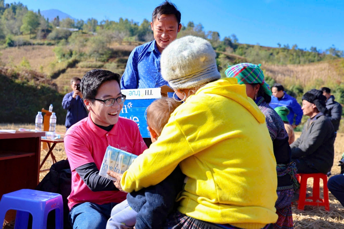 Qũy Vì Tầm Vóc Việt trao quà cho bà con trong vùng. (Ảnh: BTC)