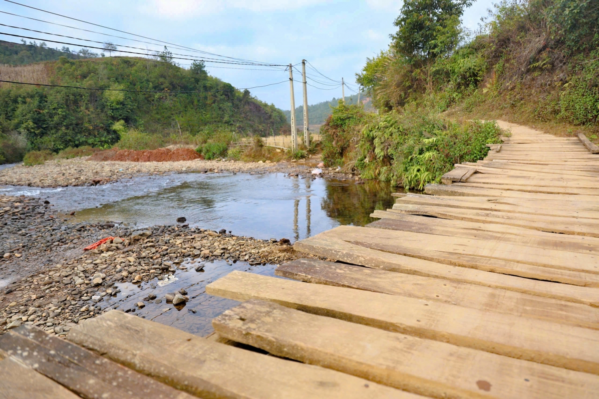Chiếc cầu gỗ của người dân Háng Gàng đã xuống cấp và vô cùng nguy hiểm. (Ảnh: BTC)