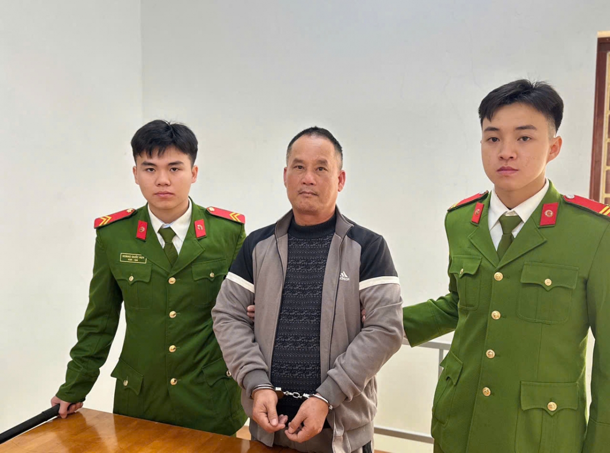 Cơ quan Cảnh sát điều tra Công an tỉnh Lạng Sơn đã ra Quyết định khởi tố bị can và Lệnh bắt bị can để tạm giam đối với Đoàn Văn Sáng (sinh năm 1968, trú tại số 195 Nguyễn Phi Khanh, phường Tam Thanh, tỉnh Lạng Sơn) về tội Giết người theo khoản 1, Điều 123 Bộ luật Hình sự năm 2015