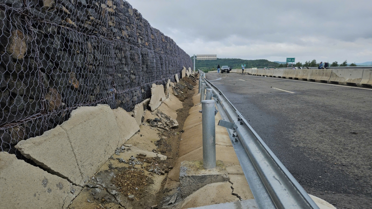 Hệ thống hộ lan tôn sóng và trụ đỡ an toàn giao thông tại khu vực này cũng bị xô lệch, cong vênh.