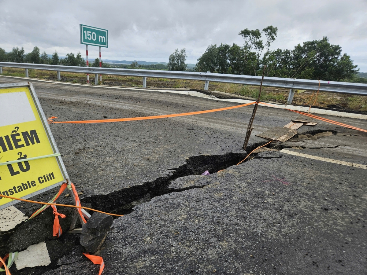 Nhiều vị trí bị xé toạc, sụt lún sâu, hình thành các khe nứt rõ rệt.