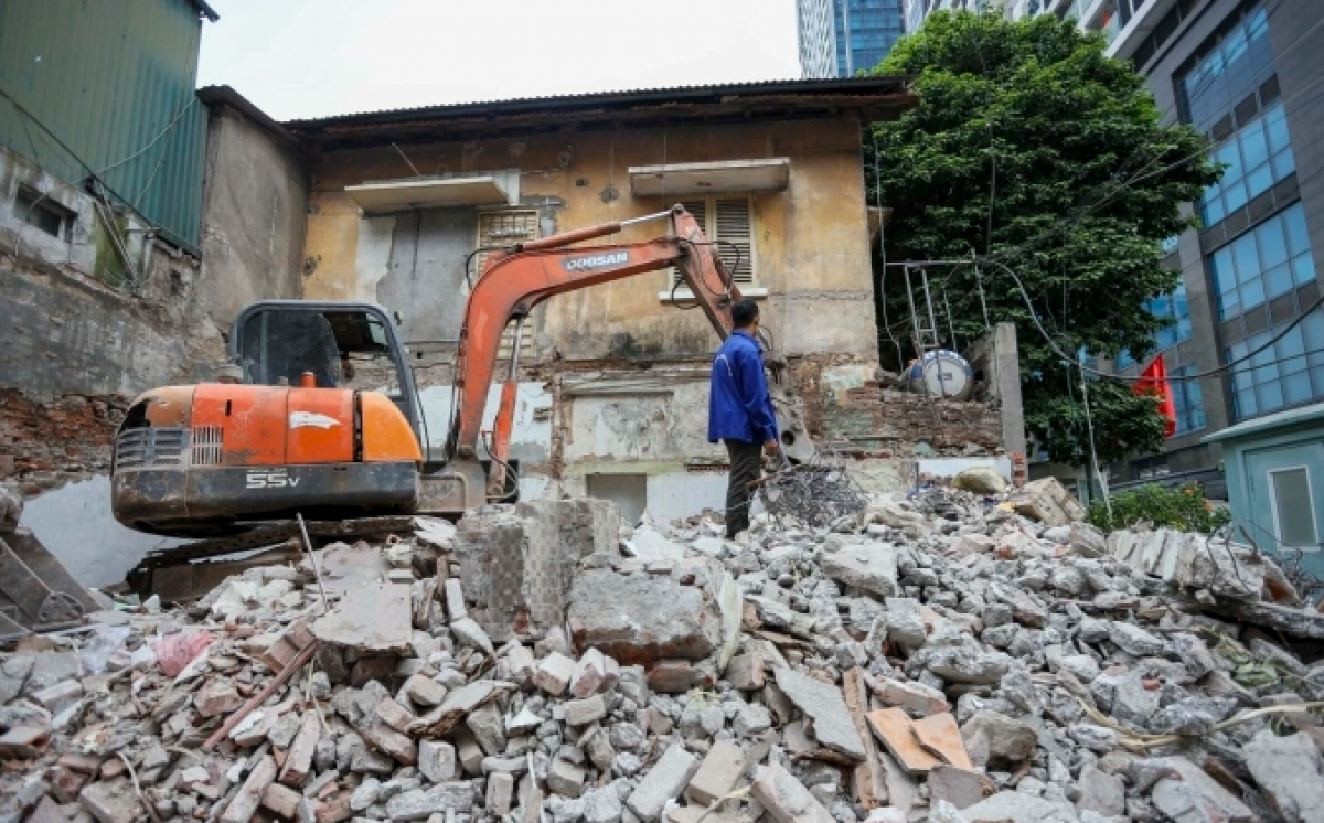 Người dân dỡ nhà, giao đất làm đường Nguyễn Tuân, quận Thanh Xuân, Hà Nội, hôm 15/10. Ảnh: Việt An