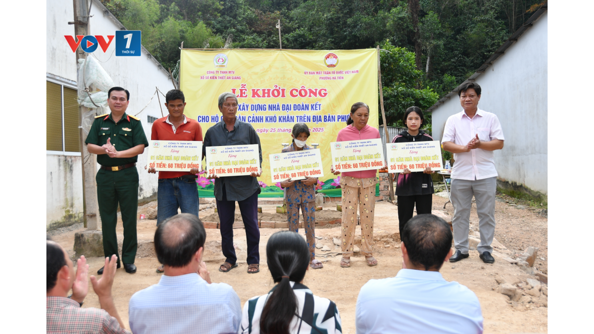 Bộ Chỉ huy Quân sự tỉnh An Giang đã trao bảng tưởng trưng tài trợ xây dựng 10 căn nhà Đại đoàn kết cho người dân phường Hà Tiên.