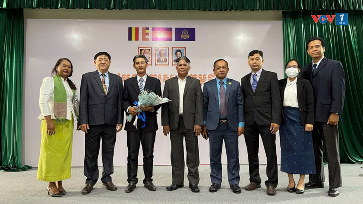 Tiến sĩ Thòn (người ôm bó hoa) lúc bảo vệ luận án Tiến sĩ thành công tại Campuchia (Ảnh: Nhân vật cung cấp)