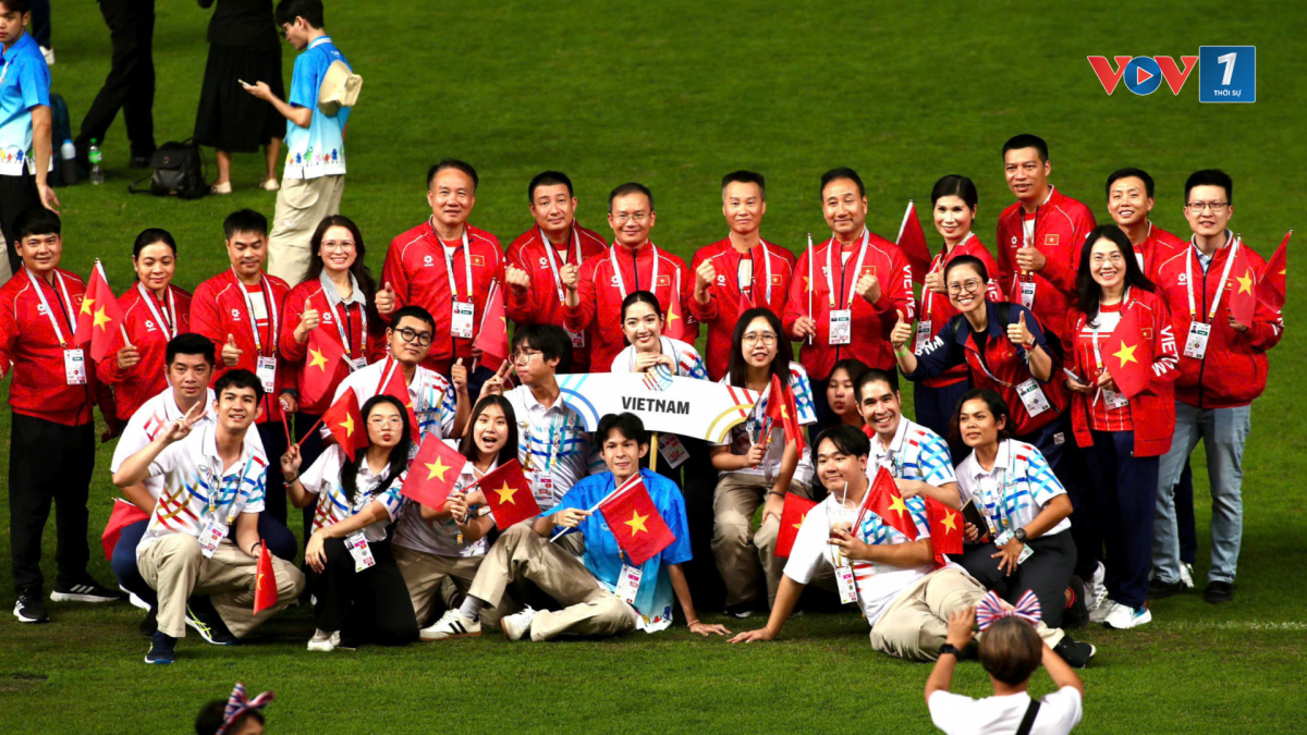 Đoàn thể thao Việt Nam chụp ảnh lưu niệm tại lễ bế mạc SEA Games 33 tối 20/12/2025