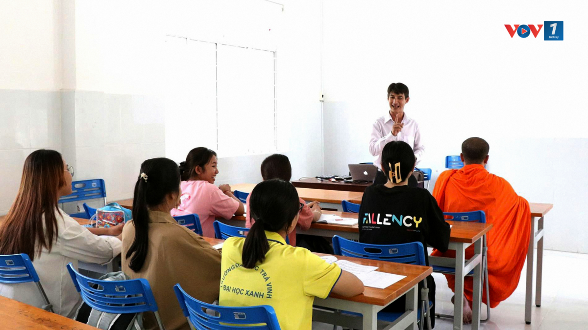 Mỗi buổi lên lớp của Tiến sĩ Thòn luôn tạo hứng thú cho sinh viên, bởi ngoài kiến thức chuyên môn, các em còn được học nhiều thú vị về đời sống văn hóa – tín ngưỡng của đồng bào Khmer Nam Bộ (Ảnh TH)