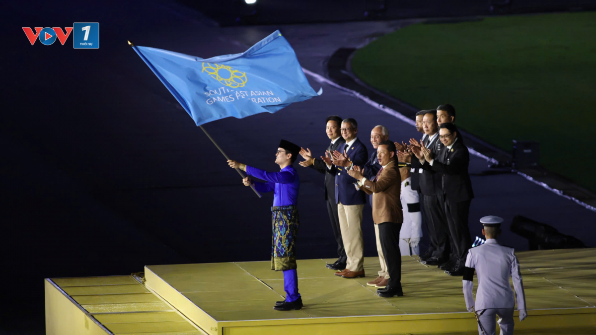 Nghi thức chuyển giao cờ SEA Games từ Thái Lan sang Malaysia. Malaysia sẽ đăng cai kỳ SEA Games thứ 34 vào tháng 9/2027.
