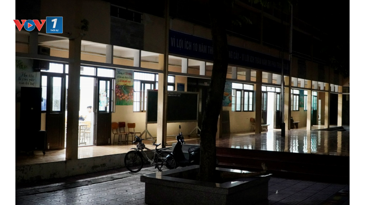 Các lớp học luôn sáng đèn