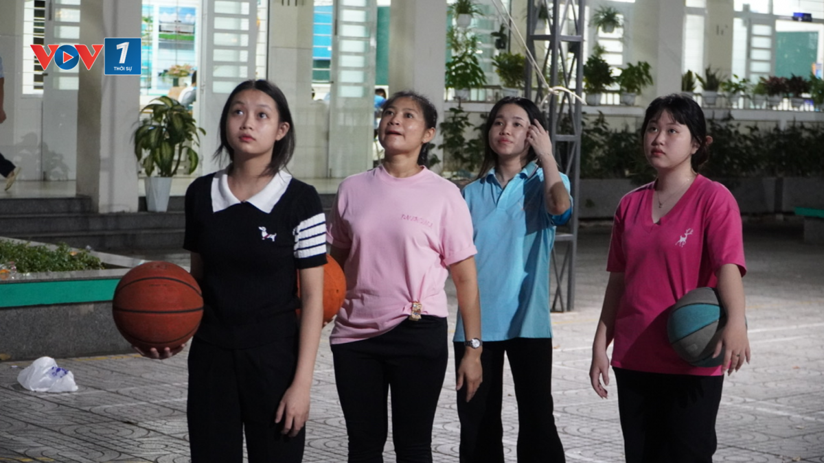 Giờ học thể dục thể chất tại lớp phổ cập ban đêm của Trường THCS Châu Thành