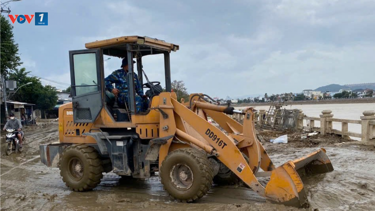 Đoạn đường đầy bùn đất được dọn để đưa vật liệu vào xây dựng