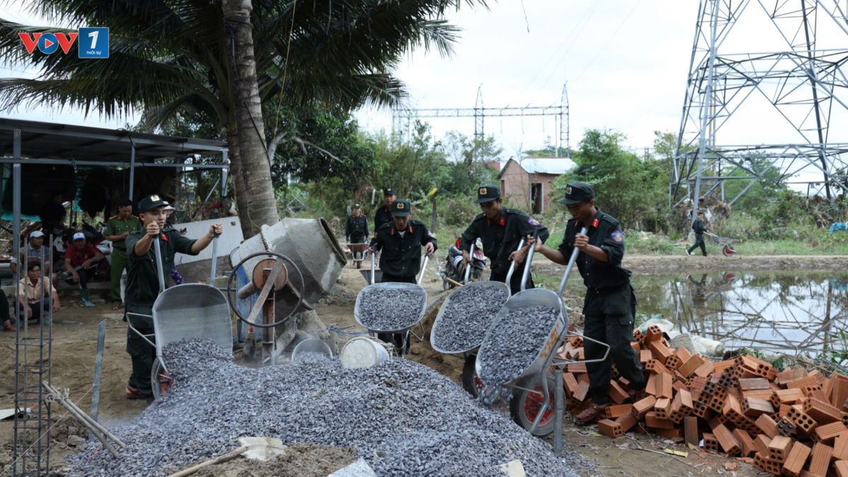 Công an vận chuyển vật liệu xây dựng nhà cho người dân