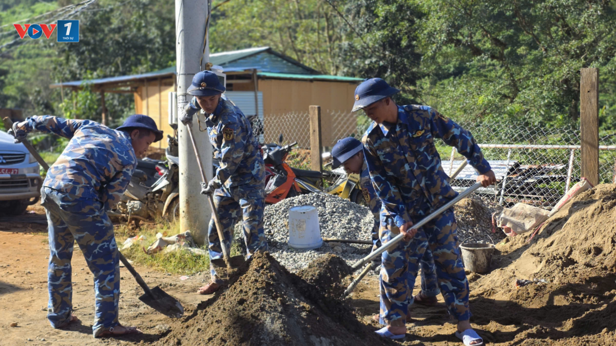 Bộ đội xây dựng nhà cho người dân xã Tây Khánh Sơn, tỉnh Khánh Hòa