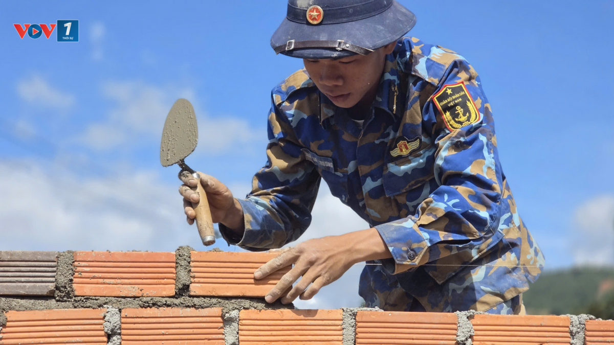 Bộ đội Vùng 4 Hải quân xây nhà tại xã Tây Khánh Sơn, tỉnh Khánh Hòa