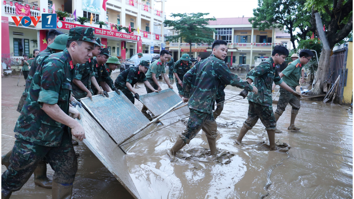 Chiến sỹ dọn dẹp đường phố, trường học sau lũ