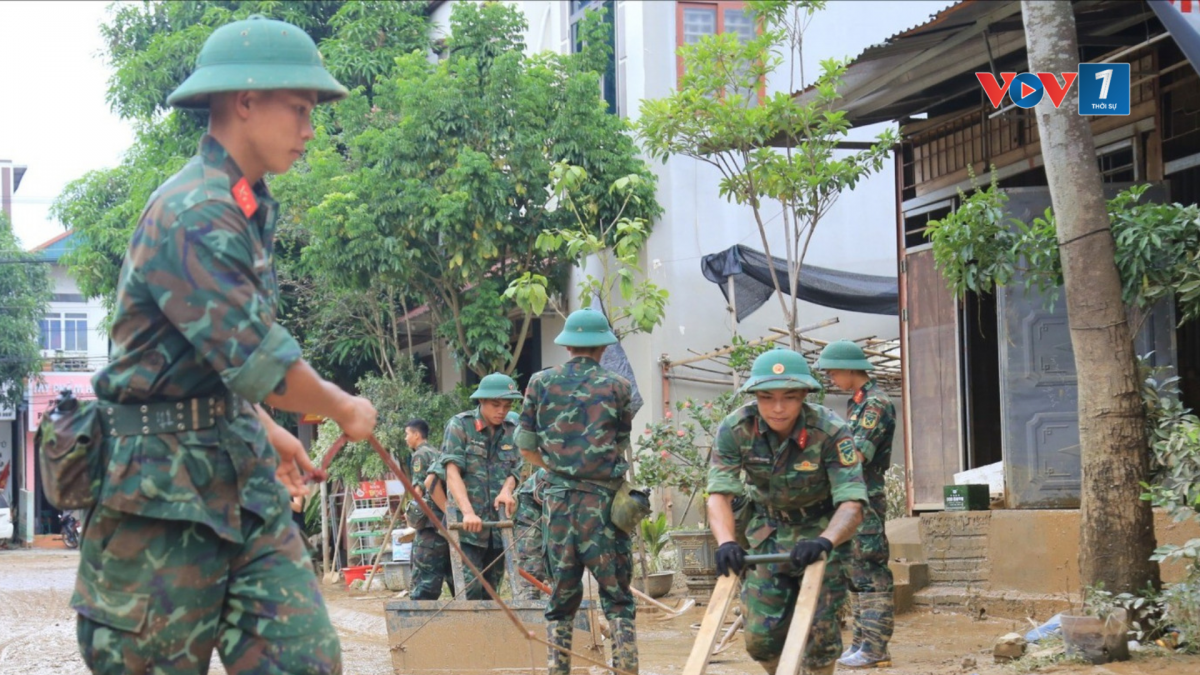 Các chiến sỹ giúp đỡ nhân dân vùng lũ Lào Cai