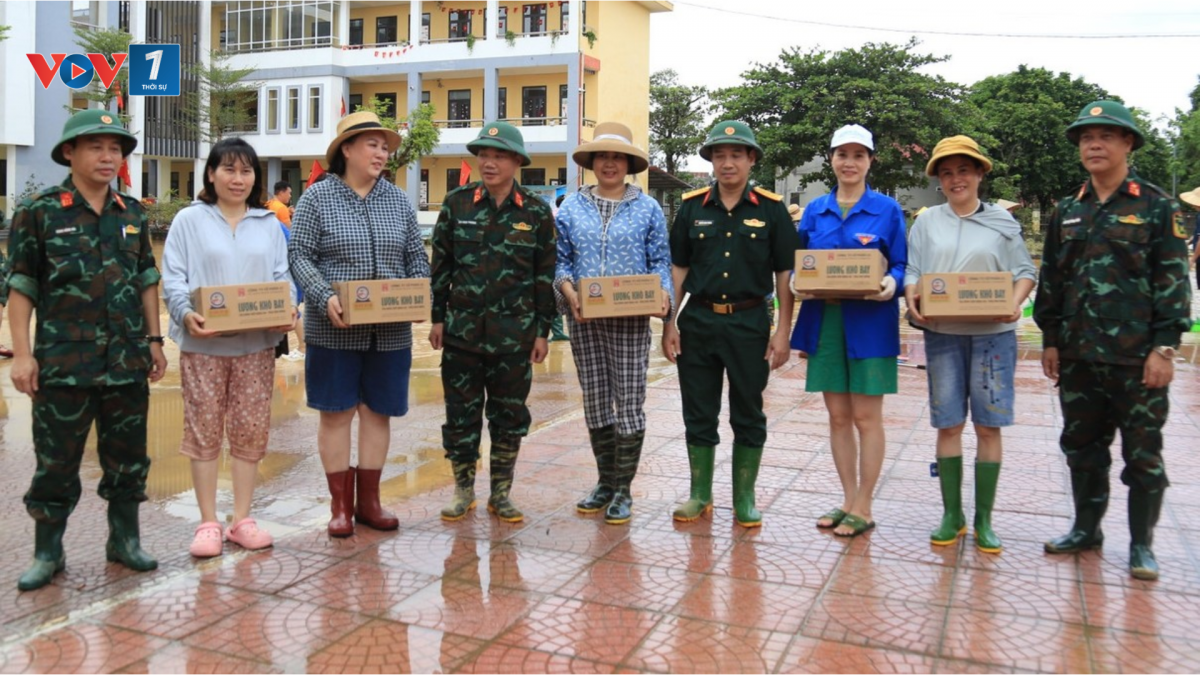 Quân khu 2 tặng lương khô cho vùng lũ Việt Hồng (Lào Cai)