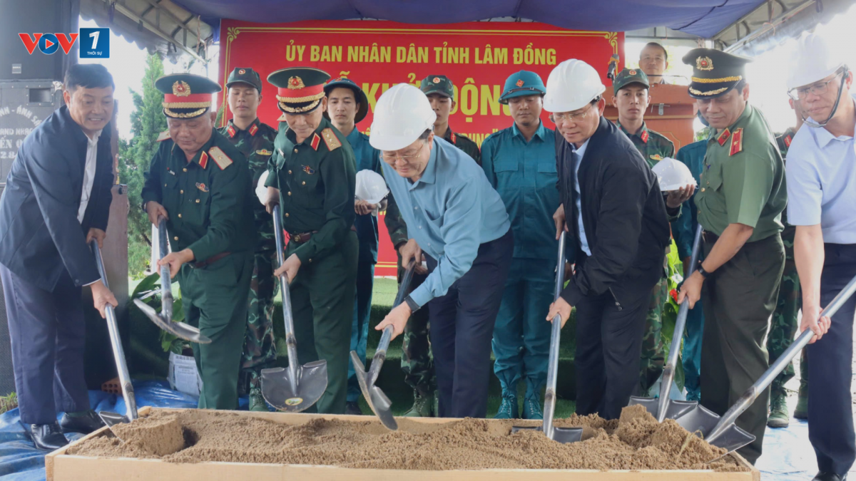 Phó Thủ tướng Chính phủ Mai Văn Chính cùng lãnh đạo một số bộ, ban, ngành Trung ương và tỉnh Lâm Đồng thực hiện nghi thức khởi động xây dựng nhà mới giúp hộ dân.