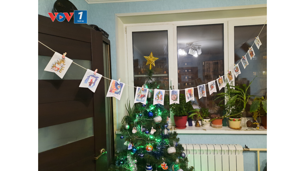 Người Nga trang hoàng nhà cửa và cây thông để đón chào Năm mới