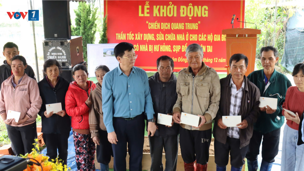 Phó Thủ tướng Chính phủ Mai Văn Chính trao tặng 10 phần quà cho hộ dân bị thiệt hại nặng do mưa lũ.