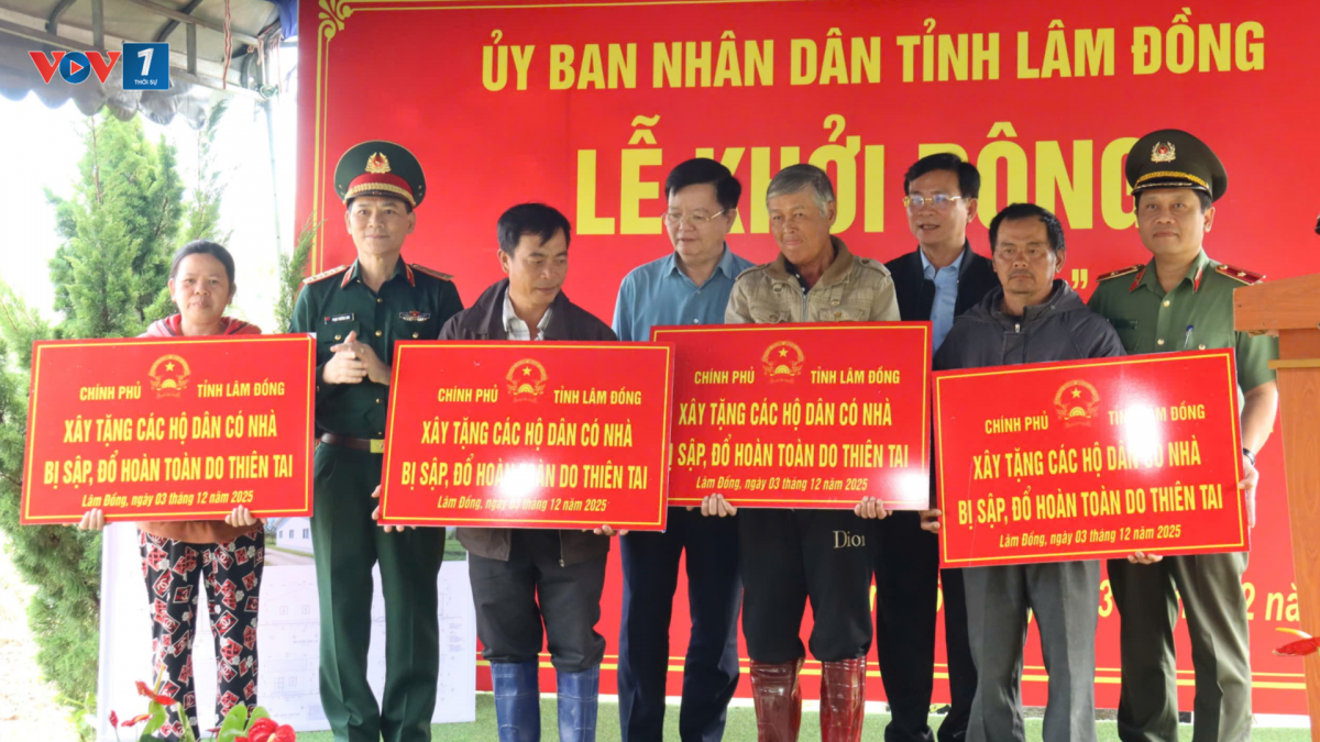 Phó Thủ tướng Chính phủ Mai Văn Chính trao bảng tượng trưng “Xây tặng hộ dân có nhà sập, đổ hoàn toàn do tiên tai” tới 4 hộ dân.