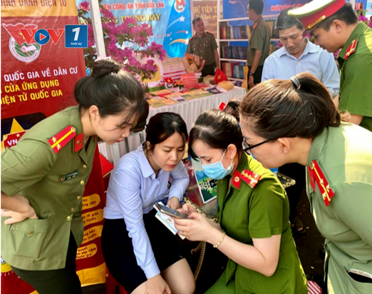 Lực lượng cảnh sát trực tiếp xuống cơ sở, phối hợp hướng dẫn người dân cài đặt, kích hoạt và sử dụng tài khoản định danh điện tử VNeID