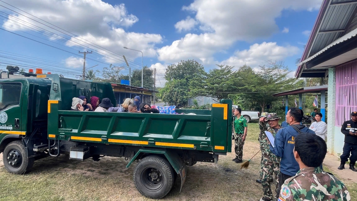 Quân đội Thái Lan hỗ trợ người dân sơ tán khi xung đột biên giới bùng phát hôm 7/12/2025. Ảnh: Chính phủ Thái Lan