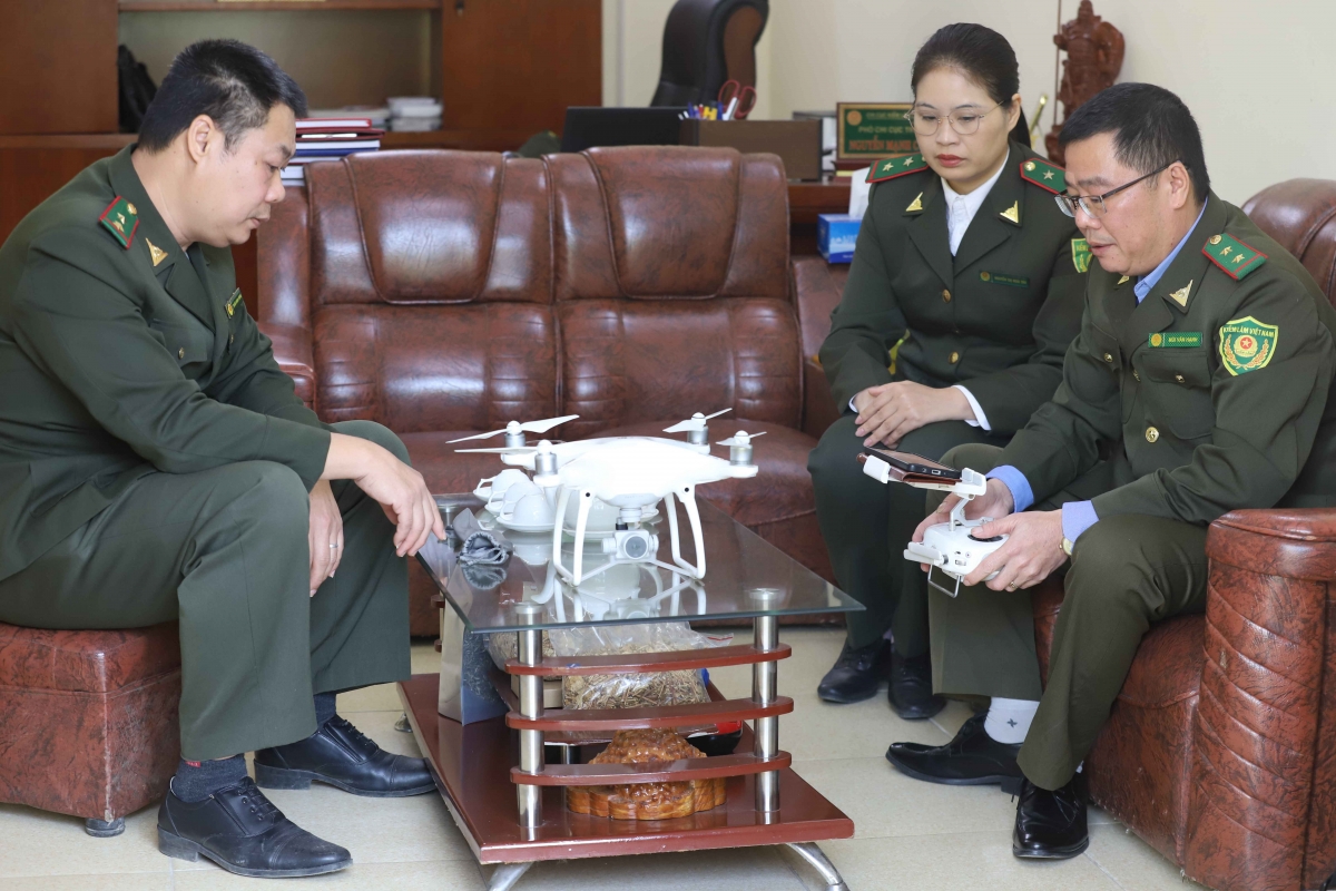 Cán bộ kiểm lâm cập nhật cách sử dụng trang thiết bị mới, phục vụ công tác chuyển đổi số trong lâm nghiệp.