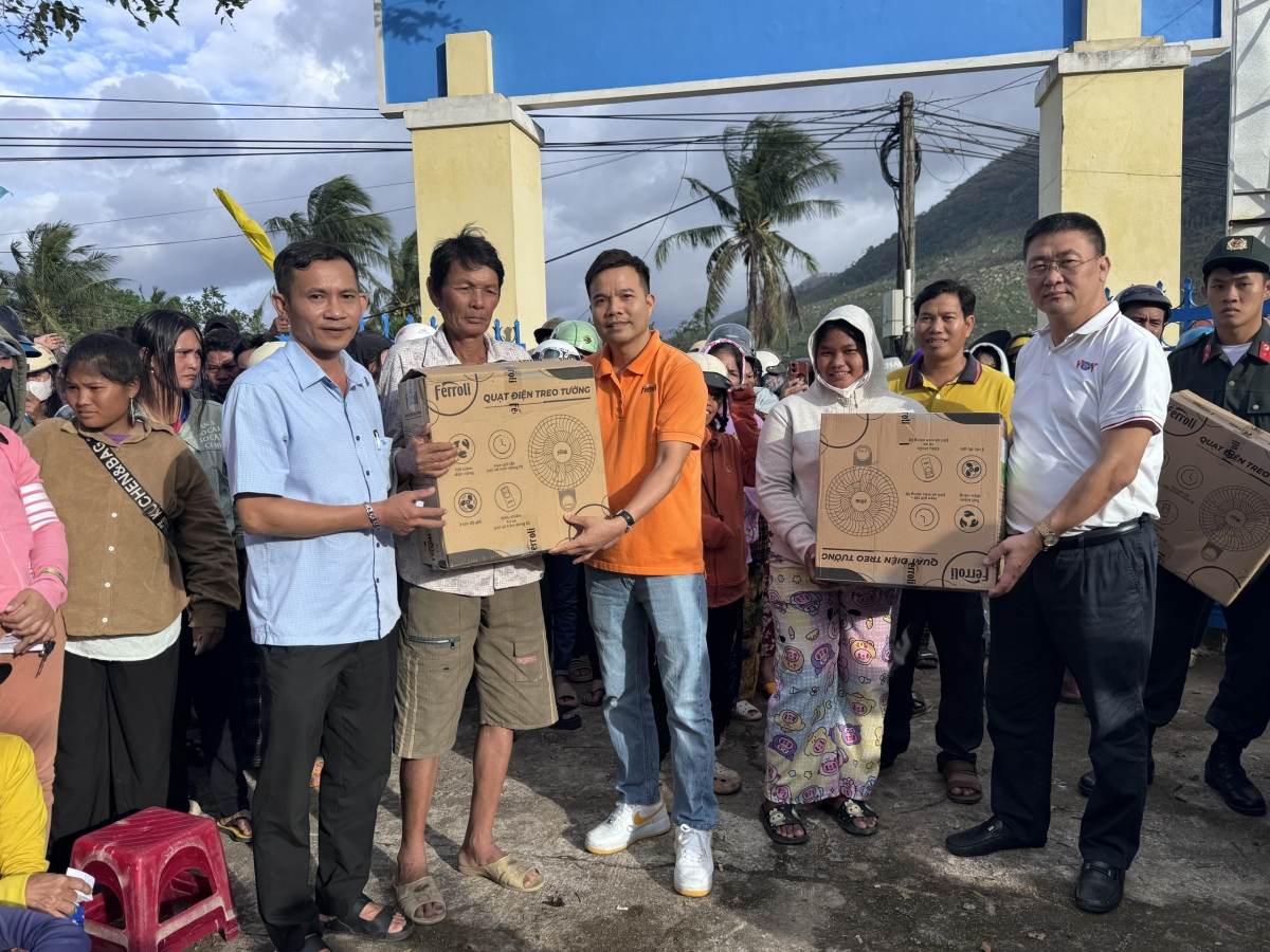 Tặng quạt máy bà con Xuân Lãnh