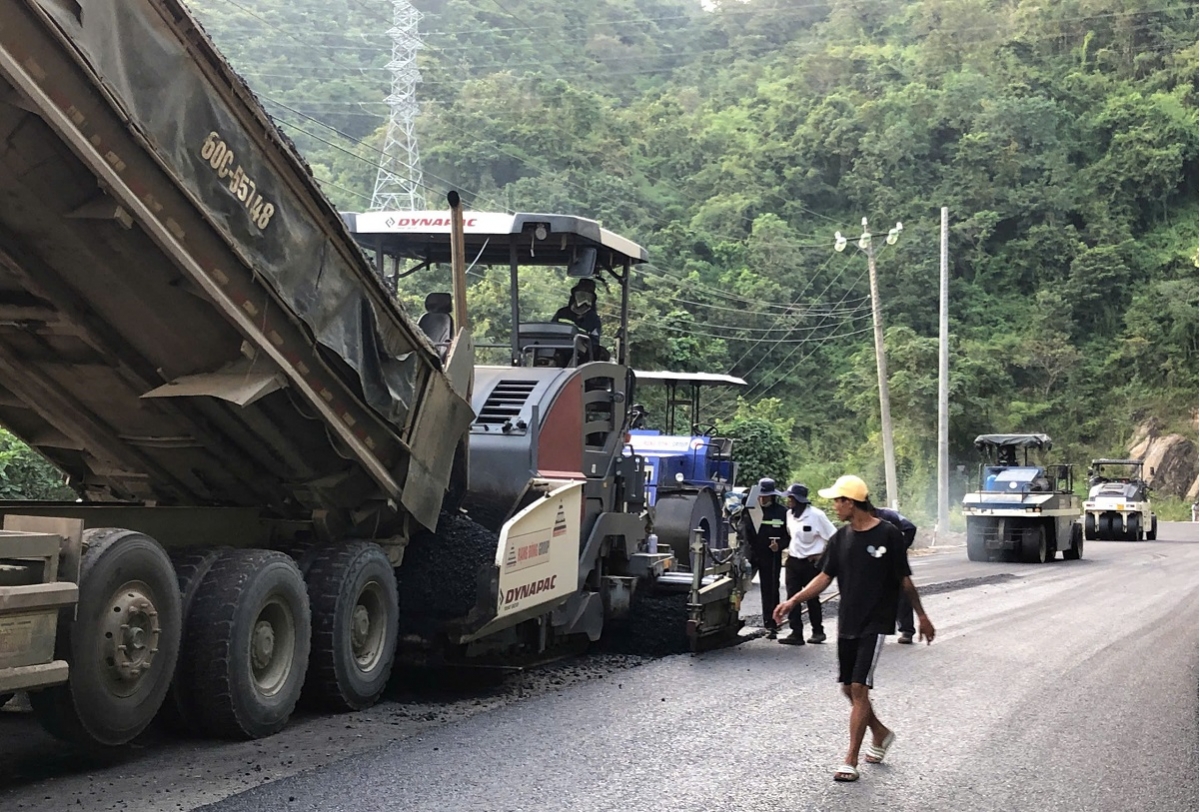 Tập trung thảm bê tông nhựa chặt.