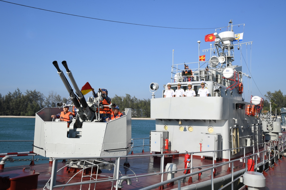 Tàu 251, Hải đội 512, Lữ đoàn 127 thực hiện bảng bố chí chiến đấu đối không