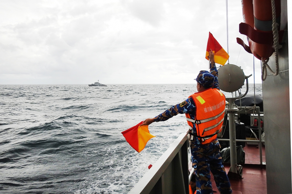 Tàu Lữ đoàn 127 huấn luyện cờ tay với Hải quân Hoàng Gia Campuchia trong quá trình tuần tra.