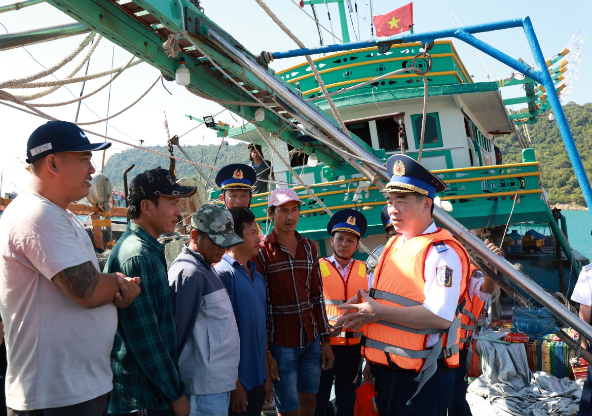 Trung tướng Bùi Quốc Oai, Chính ủy Cảnh sát biển Việt Nam động viên ngư dân đảo Thổ Châu