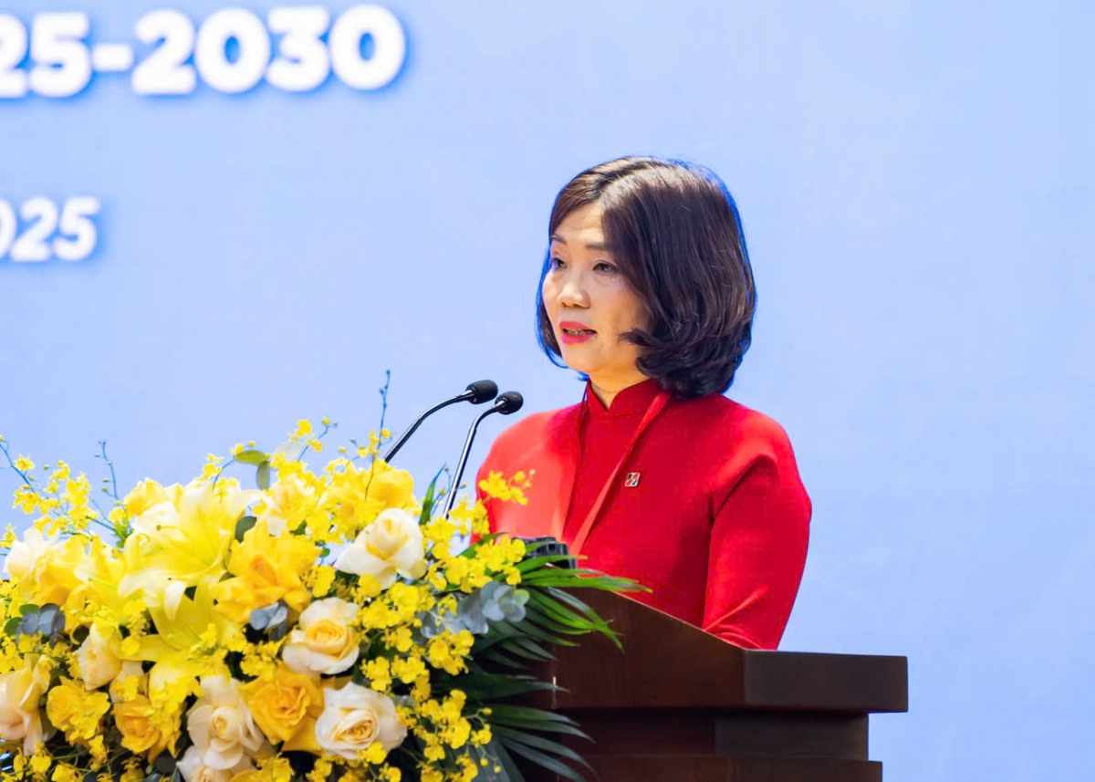 Bà Từ Thị Kim Thanh, Thành viên Hội đồng thành viên, Chủ tịch Công đoàn Agribank phát biểu khai mạc Đại hội.