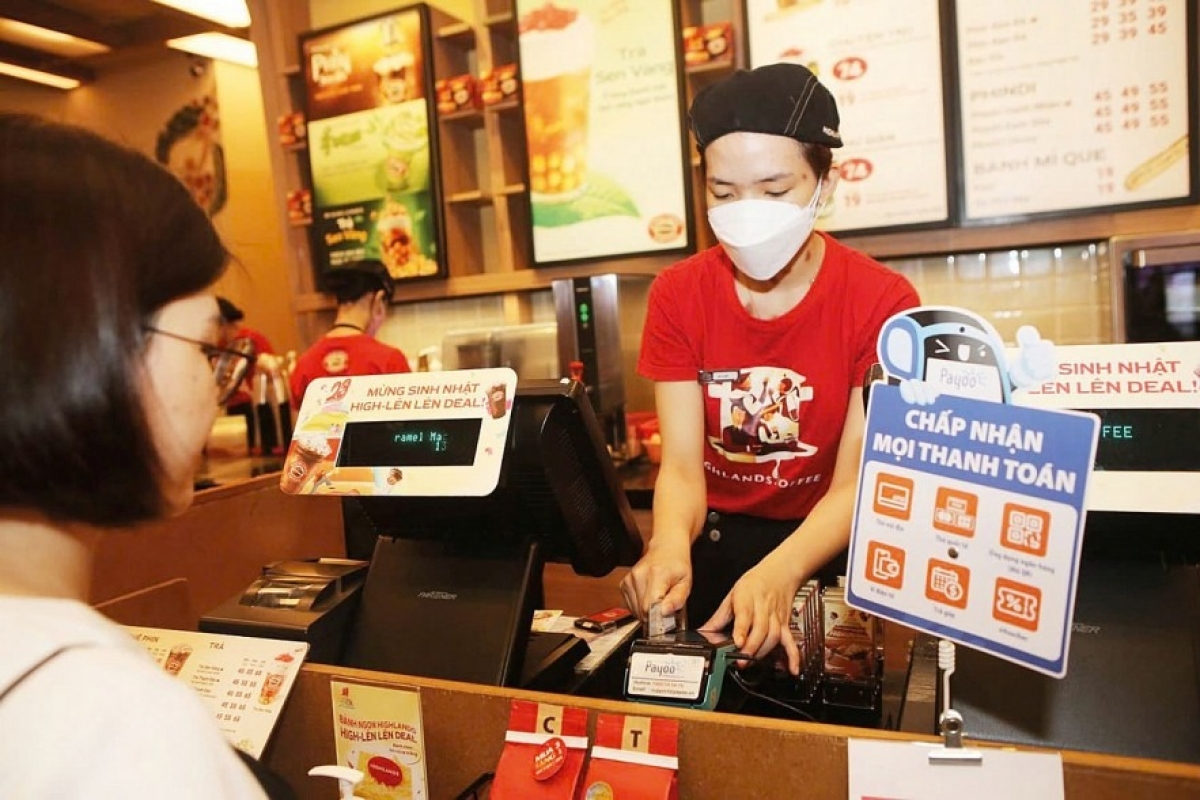 Chủ trương thanh toán không dùng tiền mặt đem lại nhiều lợi ích cho nền kinh tế. Ảnh tư liệu