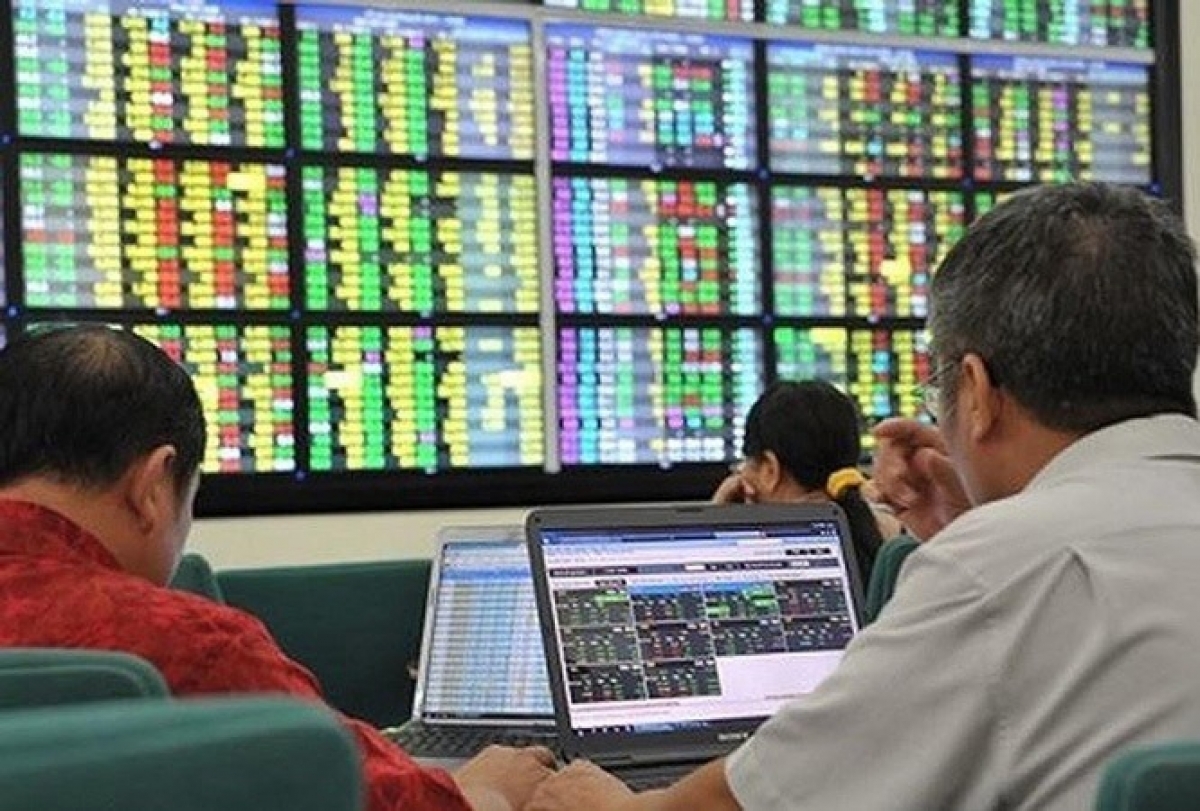 Thị trường rung lắc mạnh, VN-Index thoát hiểm phút cuối dù độ rộng tiêu cực