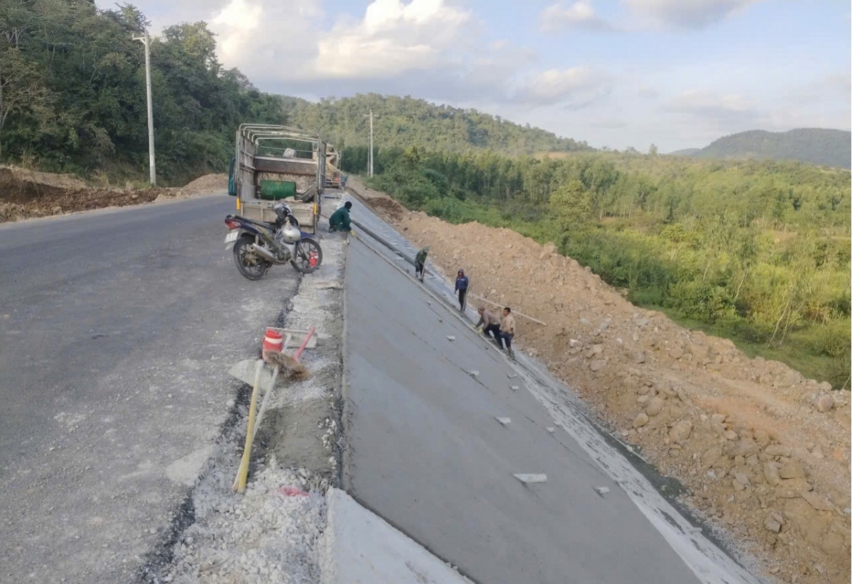 Thi công mái taluy âm.