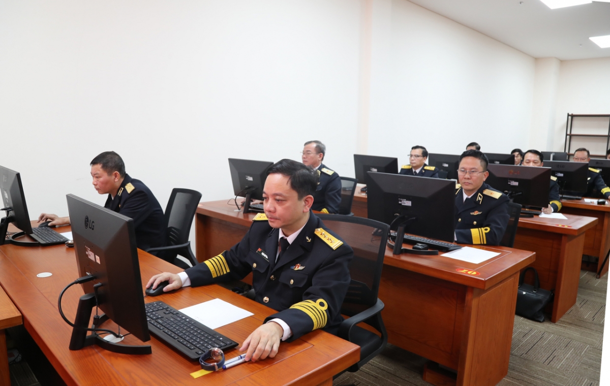 Thí sinh thi trắc nghiệm môn công tác hậu cần-kỹ thuật