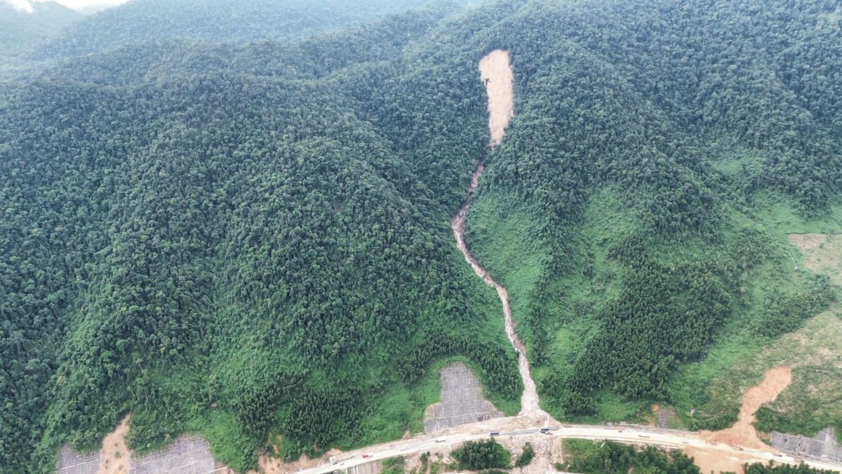 Thời tiết xấu, tuyến cao tốc La Sơn - Hòa Liên có thể sạt lở gây mất an toàn giao thông