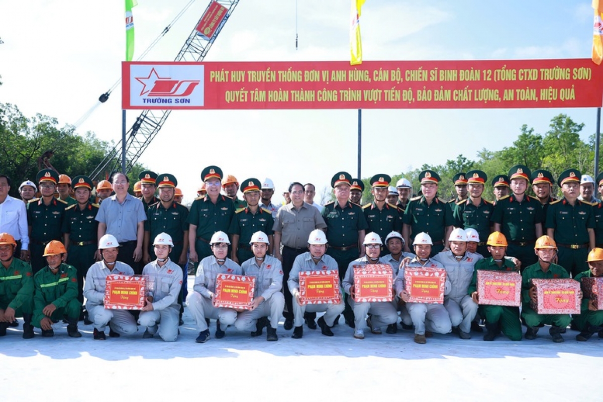 Thủ tướng tặng quà cán bộ, công nhân trên công trường