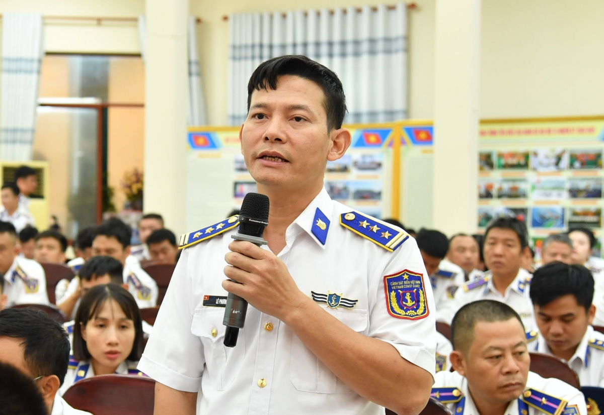 Thượng tá Lê Phương, thuyền trưởng Tàu CSb 8022 phát biểu ý kiến tại hội nghị
