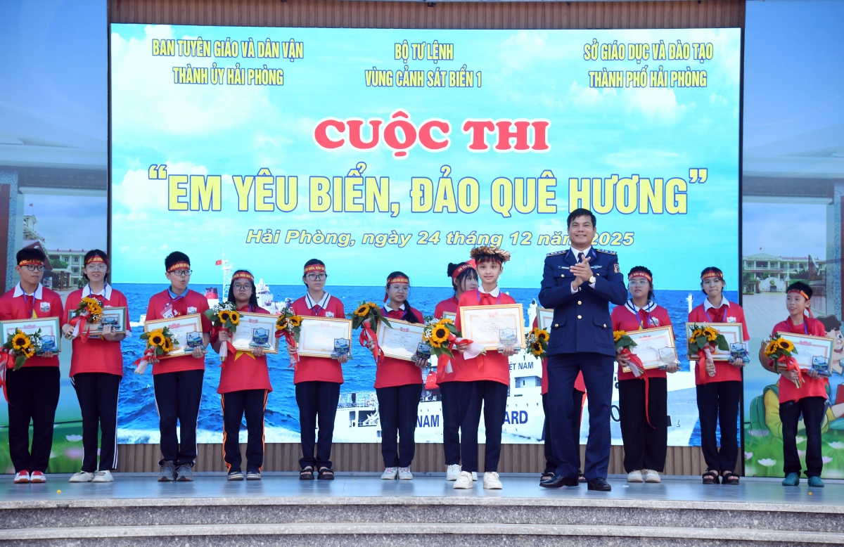 Thượng tá Trương Văn Hùng tặng thưởng cho học sinh đạt giải nhất cuộc thi